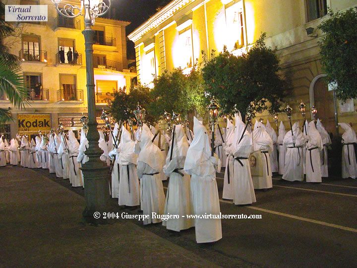 Sorrento - La Processione bianca del Venerdì Santo (Copyright 2004 Giuseppe Ruggiero)