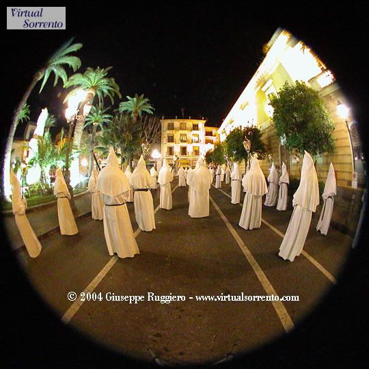 Sorrento - La Processione bianca del Venerdì Santo (Copyright 2004 Giuseppe Ruggiero)