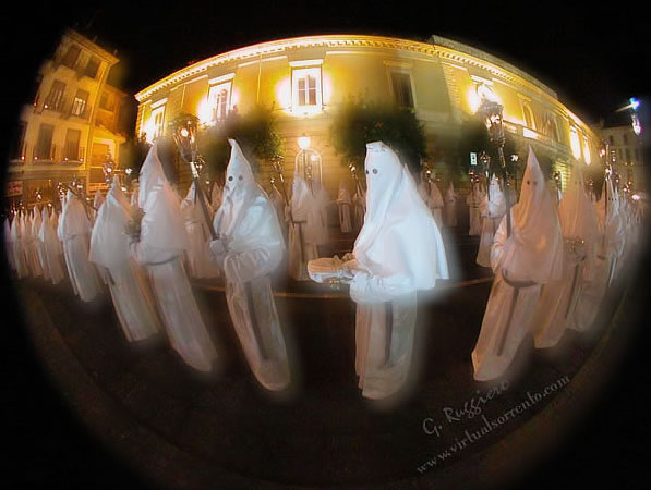 La processione bianca del Venerdì Santo a Sorrento (Copyright 2004  Giuseppe Ruggiero)