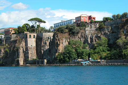 La costa vista dal Porto di Sorrento (Foto G. Ruggiero)