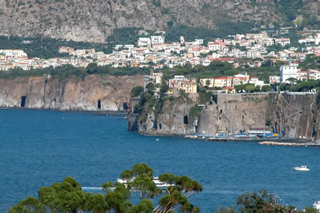 Costa dal porto di Sorrento (Foto G. Ruggiero)