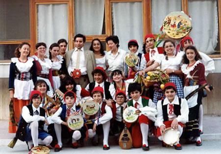 Gruppo di giovani danzatori di Tarantella.
