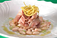 L’insalata calda di 'o père e 'o musso con fagioli mustaccioli all'aglio e spremuta di ovale sorrentino .