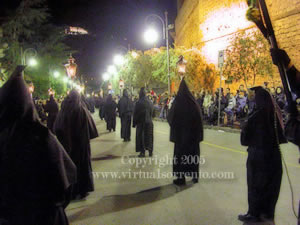 La processione nera del Venerdì Santo a Sorrento (foto Giuseppe Ruggiero)