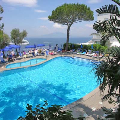 Grand Hotel Riviera Sorrento - La piscina con la splendida vista del golfo di Napoli (Foto: Virtual Trends - Sorrento)