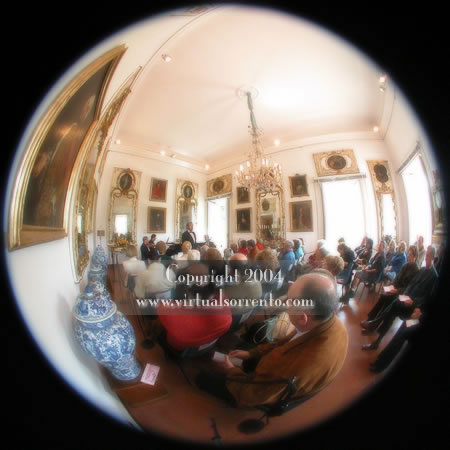 La Sala degli Specchi del Museo Correale di Terranova, spesso sede di concerti di musica classica. - (Foto Giuseppe Ruggiero) - Cliccare per ingrandire